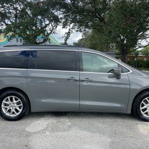 2022 Chrysler PACIFICA TOURING L photo 10
