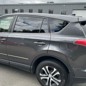 2018 Toyota RAV4 LE — фото 6