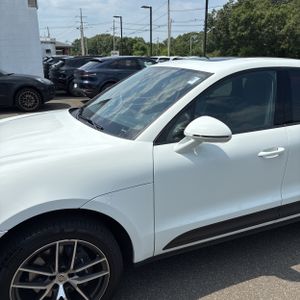 2023 Porsche MACAN photo 2