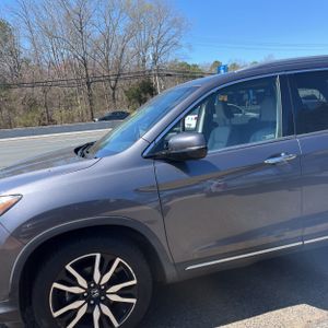 HONDA PILOT TOURING W/REAR CAPTAIN'S CHAIRS - 2