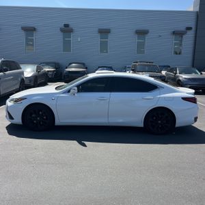 LEXUS ES 300H F SPORT HANDLING - 3