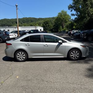2021 Toyota COROLLA LE photo 10