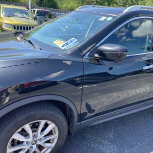 صورة 2 لـ 2017 Nissan ROGUE SV