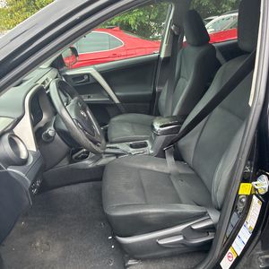 2017 Toyota RAV4 LE — фото 32