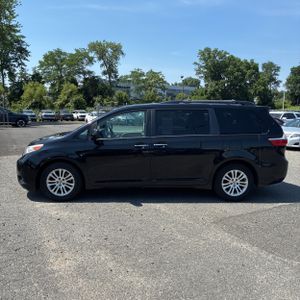 2015 Toyota SIENNA XLE 8-PASSENGER 照片 3