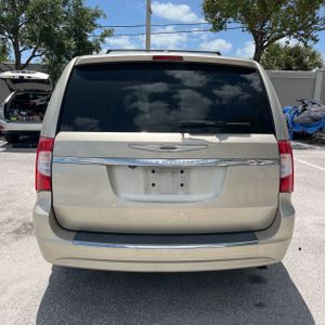CHRYSLER TOWN AND COUNTRY TOURING - 7