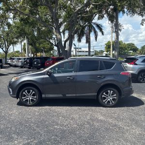 2016 Toyota RAV4 LE — фото 3