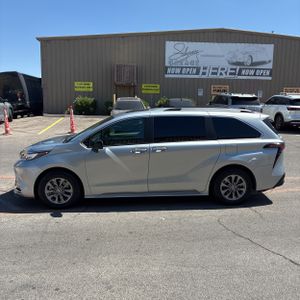 2023 Toyota SIENNA XLE 7-PASSENGER photo 3