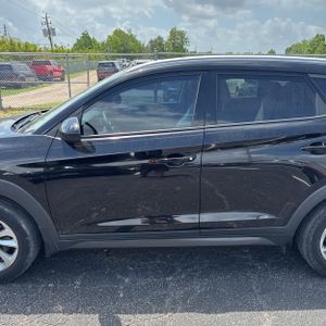 HYUNDAI TUCSON SE - 4