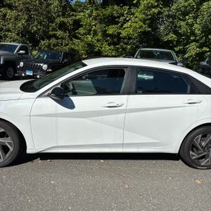 صورة 4 لـ 2025 Hyundai ELANTRA SEL SPORT