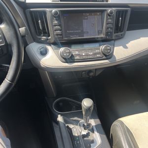 2017 Toyota RAV4 XLE — миниатюра 38