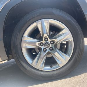 صورة مصغرة 18 لـ 2017 Toyota HIGHLANDER LIMITED