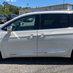 صورة 4 لـ 2017 Chrysler PACIFICA LIMITED
