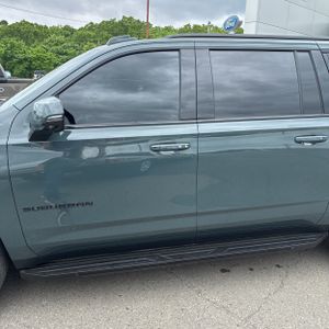 CHEVROLET SUBURBAN RST - 4