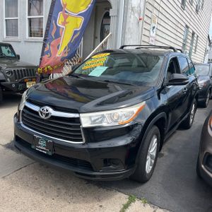 2014 Toyota HIGHLANDER LE photo 1