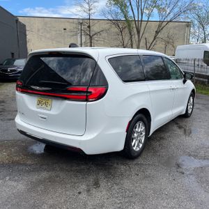 CHRYSLER PACIFICA TOURING L - 8