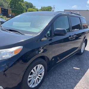 صورة 2 لـ 2015 Toyota SIENNA XLE 8-PASSENGER
