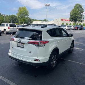 2017 Toyota RAV4 LE — фото 8