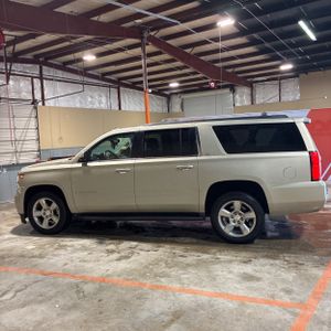 CHEVROLET SUBURBAN LS - 3