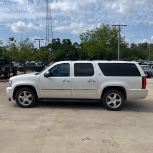 CHEVROLET SUBURBAN - 3