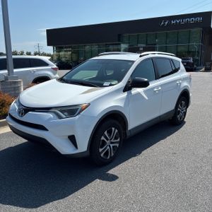 2016 Toyota RAV4 LE — фото 1