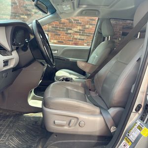 2016 Toyota SIENNA XLE 8-PASSENGER 照片 32