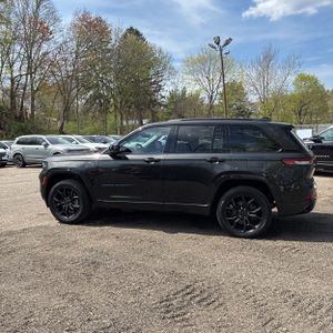 JEEP GRAND CHEROKEE 4XE 30TH ANNIVERSARY - 3