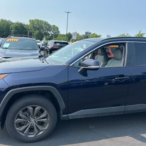 2023 Toyota RAV4 HYBRID XLE PREMIUM — фото 2
