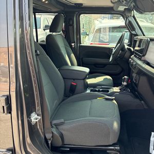 2025 JEEP WRANGLER SAHARA — миниатюра 32