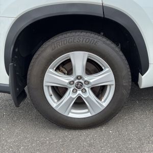 2023 Toyota HIGHLANDER LE thumbnail 19