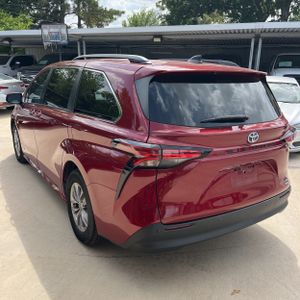 2021 Toyota SIENNA XLE 8-PASSENGER photo 5