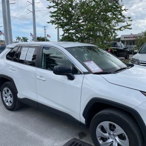 2025 Toyota RAV4 LE 照片 13