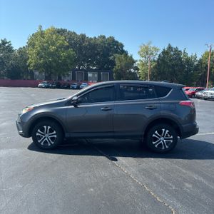 صورة 3 لـ 2018 Toyota RAV4 LE