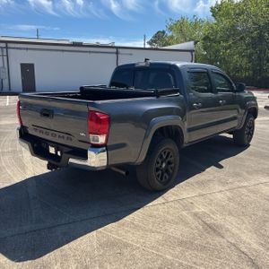 Toyota Tacoma SR5 V6 - 8