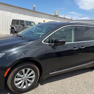 2020 Chrysler PACIFICA TOURING L photo 2