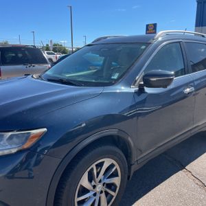 2015 Nissan ROGUE SL photo 2