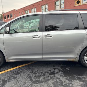 2011 Toyota SIENNA LE 8-PASSENGER — фото 4