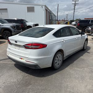 FORD FUSION S - 8