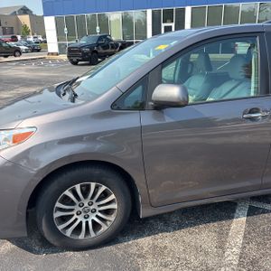 2020 Toyota SIENNA XLE 8-PASSENGER 照片 2