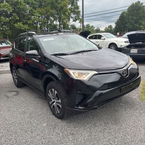 2017 Toyota RAV4 LE — фото 12
