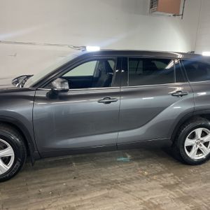 2021 Toyota HIGHLANDER LE photo 4