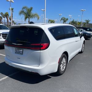 CHRYSLER PACIFICA TOURING L - 8
