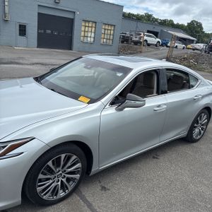 صورة 2 لـ 2019 Lexus ES 300H BASE