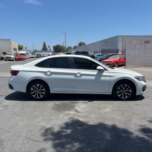 صورة 10 لـ 2023 Volkswagen JETTA S