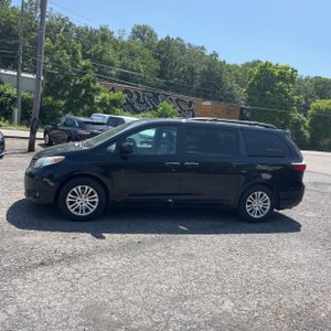 صورة 3 لـ 2015 Toyota SIENNA XLE 8-PASSENGER