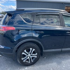 صورة 9 لـ 2017 Toyota RAV4 LE