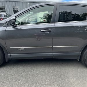 2018 Toyota RAV4 LE — фото 4