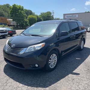 صورة 1 لـ 2015 Toyota SIENNA XLE 8-PASSENGER