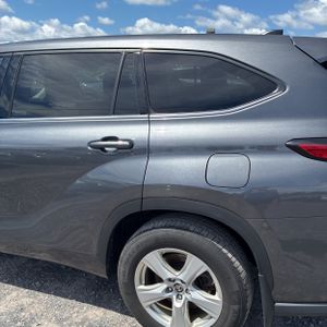 2022 Toyota HIGHLANDER L photo 6