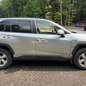 2019 Toyota RAV4 HYBRID XLE — фото 11